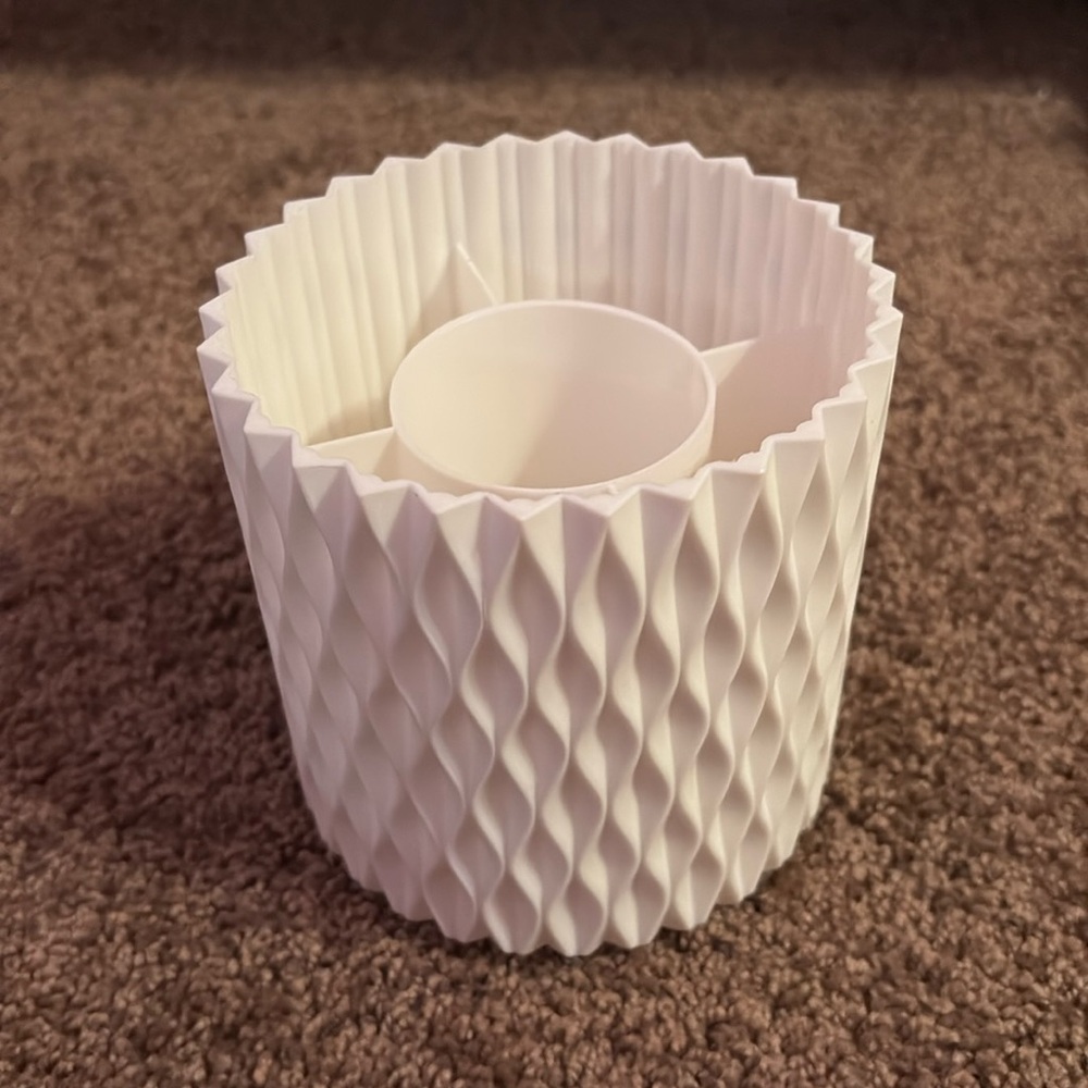 Spinning makeup brush holder